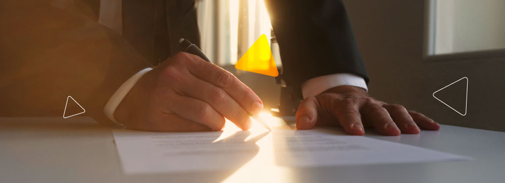 Par de manos de negocio firmando un crédito empresarial para que se use en el emprendimiento