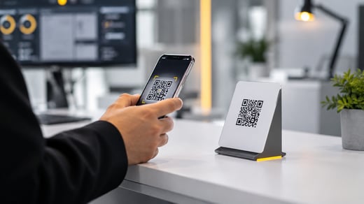 Escaneo de código QR en mostrador con smartphone, inicio de un potencial ataque Quishing.
