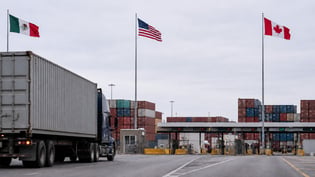 Camión de carga en un cruce fronterizo de exportación, representando el impacto arancelario y logístico del T-MEC.
