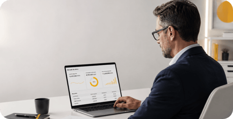 Un consultor especializado de Casa de Bolsa BASE monitoreando en su laptop la liquidez disponible y el rendimiento de las inversiones a corto plazo de una empresa en el mercado de dinero, incluyendo instrumentos gubernamentales, bancarios y corporativos.