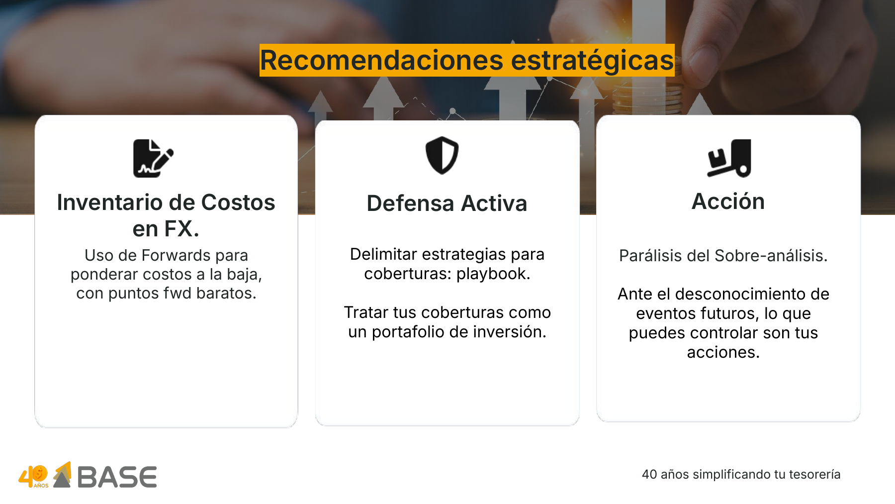 Infografía con tres columnas que presentan recomendaciones estratégicas: 1) Inventario de Costos en FX, 2) Defensa Activa para delimitar estrategias de cobertura, y 3) Acción para evitar la parálisis del sobre-análisis.