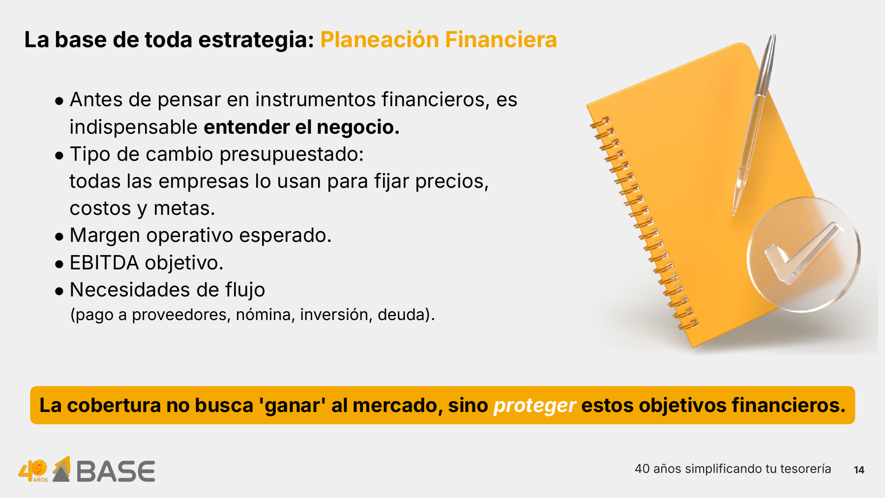 Imagen que muestra una libreta amarilla junto a viñetas sobre 'La base de toda estrategia: Planeación Financiera'. Se enlista la necesidad de entender el negocio, el tipo de cambio presupuestado, el margen esperado, el EBITDA y el flujo. Un mensaje resaltado concluye que la cobertura busca proteger objetivos financieros en lugar de ganarle al mercado.